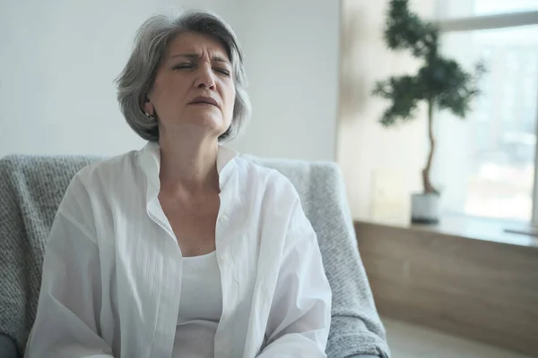 Een oudere vrouw kan het zich niet herinneren en lijdt aan dementie en andere ziekten. — Stockfoto