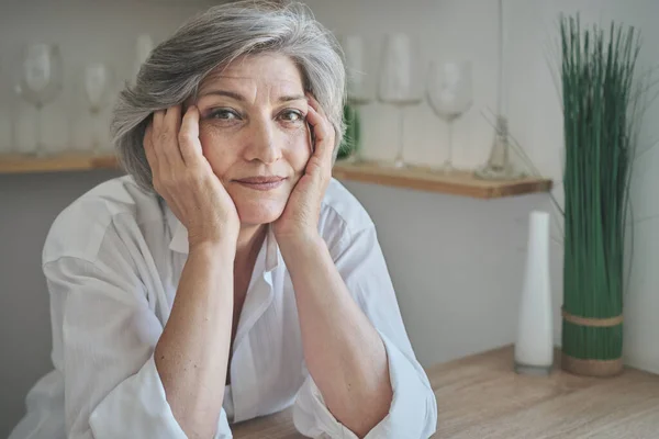 Gelukkig aantrekkelijk senior volwassen vrouw staren naar camera gelukkig succesvol grijs harig senior gepensioneerd — Stockfoto