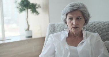Yaşlı bir kadın hatırlayamaz ve bunama ve diğer hastalıklardan muzdariptir.