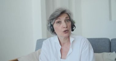 Üst düzey bir bayan sosyal ağda çevrimiçi olarak yayınlanıyor ve aboneleriyle iletişim kuruyor.