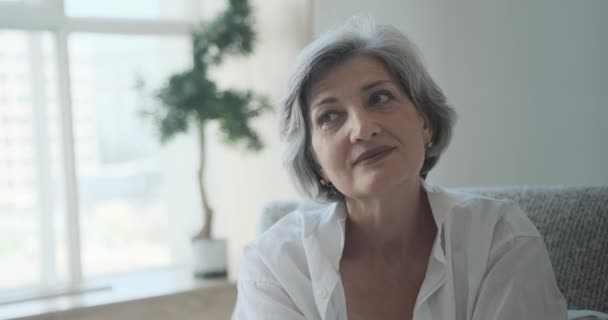 Allegro anziana donna d'affari grigiastra ridere del suo ufficio a casa — Video Stock