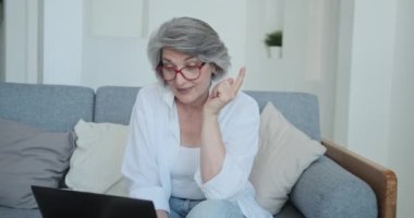 Olumlu büyükanne blogcu, abonelerin sorularını ve sosyal medya yorumlarını yanıtlıyor.