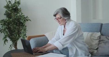 Bunalımdaki yaşlı bayan girişimci maddi sıkıntılar yaşıyor.