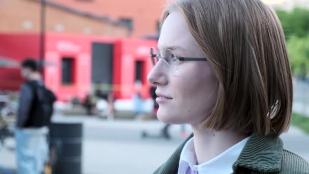 Jovem Com Cabelo Curto Claro Óculos Olha Volta Sentado Terraço — Vídeo de Stock