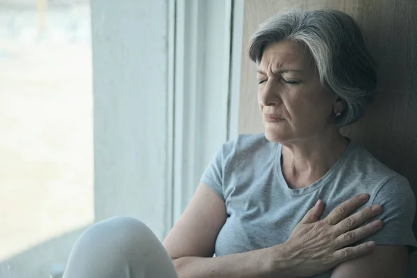 Yaşlı Hasta Sakat Acı Çeken Acı Çeken Bir Kadın Hastanenin — Stok fotoğraf