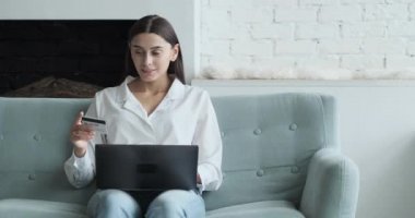 Mutlu gülümseyen kadın banka müşterisi kredi kartını anında ödemeler için kullanıyor. İnternet mağazalarından satın almak ve faturaları ödemek. Borsaya kolay yatırım.