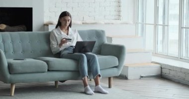 Genç kadın internet sitelerinde ve mağazalarda para harcıyor ve çevrimiçi ödemeler yapıyor.