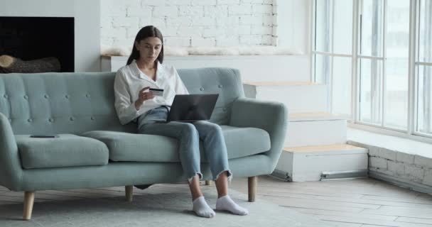 Mladá žena utrácet peníze na internetových stránkách a obchodech a provádět online platby. — Stock video