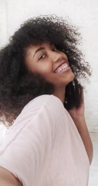 Dikey video pov. Moda mutlu karışık kadın vlogger dansları