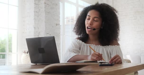Mladá černošky žena studuje on-line pomocí notebooku a video hovor s učitelem a učení. — Stock video