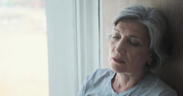 Bedachtzame verdrietige bezorgde oudere vrouw van middelbare leeftijd, — Stockvideo