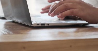 Öğrenci profesyonel çalışması bilgisayar başında, siyah kadın elleri dizüstü bilgisayarda yazıyor.