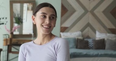 Kusursuz gülüşü, mükemmel dişleri ve cildi olan büyüleyici bir kadın..