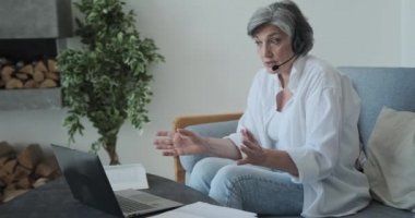 Ciddi kıdemli işkadını girişimci, çalışanları video aramasıyla tamamlanmamış satış planlarını azarlıyor.