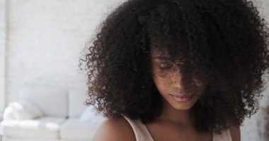 Melez, mutlu bir kadın, mükemmel bir gülümseme..