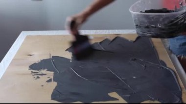 Yatay bir yüzeye macun uygulama süreci