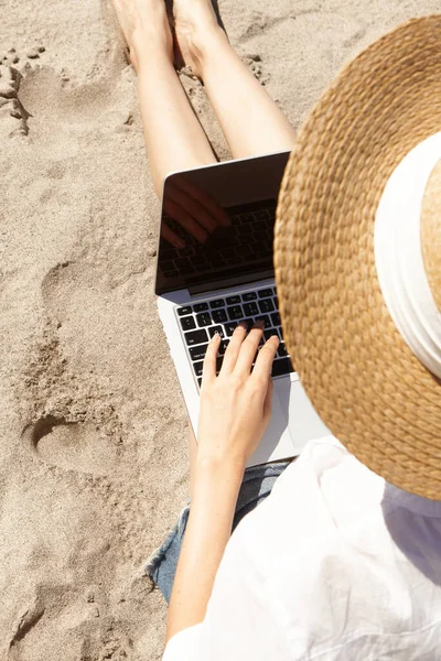 Young Woman Using Laptop Computer Beach Vacation Lifestyle Communication Freelance — Stock Photo, Image