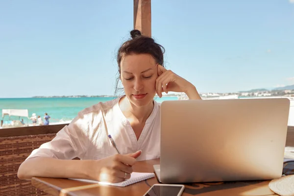 Jeune Femme Utilisant Ordinateur Portable Sur Une Plage Concept Travail — Photo