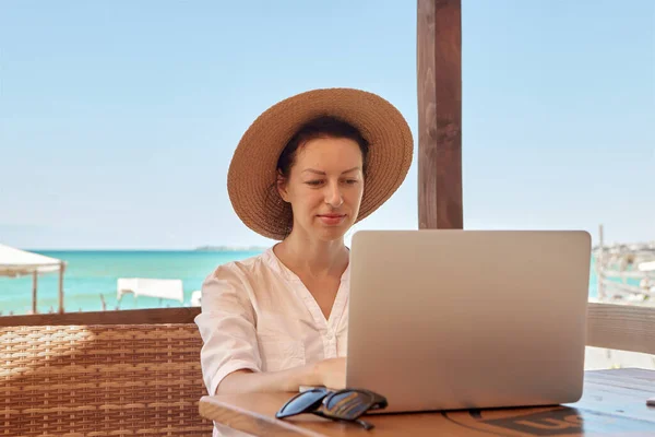 Jeune Femme Utilisant Ordinateur Portable Sur Une Plage Concept Travail — Photo