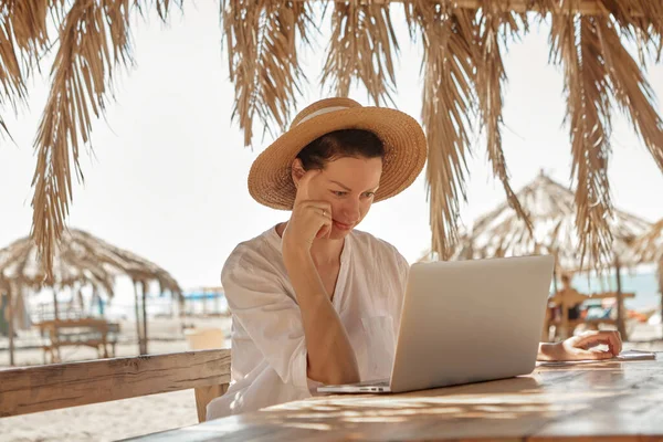 Jeune Femme Utilisant Ordinateur Portable Sur Une Plage Concept Travail — Photo