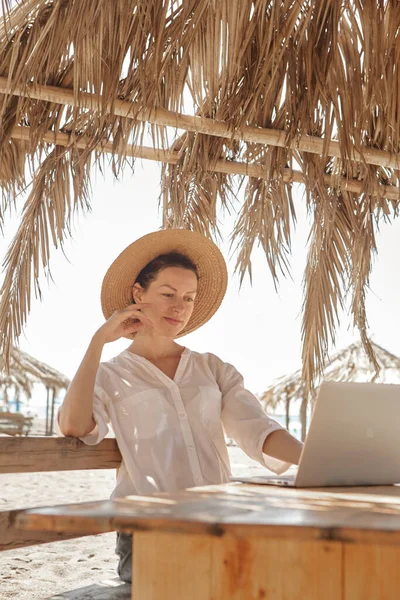 Jeune Femme Utilisant Ordinateur Portable Sur Une Plage Concept Travail — Photo