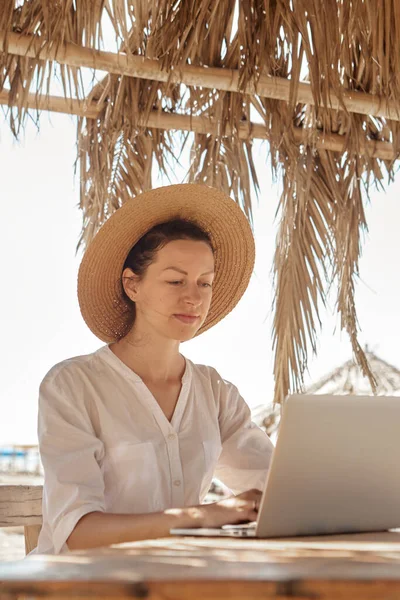 Jeune Femme Utilisant Ordinateur Portable Sur Une Plage Concept Travail — Photo