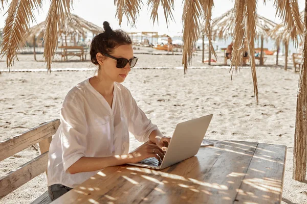 Mladá Žena Používající Notebook Pláži Koncept Práce Volné Noze — Stock fotografie