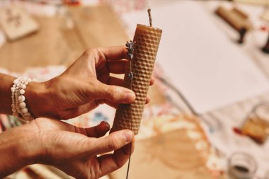 El yapımı sarı mumlar, doğal arı cilasından. Mumları kendi ellerinle yapma süreci. Usta sınıf mum yaratma üzerine