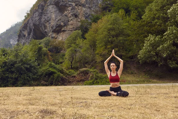 大自然中的瑜伽课 一个人运动的概念 社会排斥 一个女人在山上做瑜伽 — 图库照片