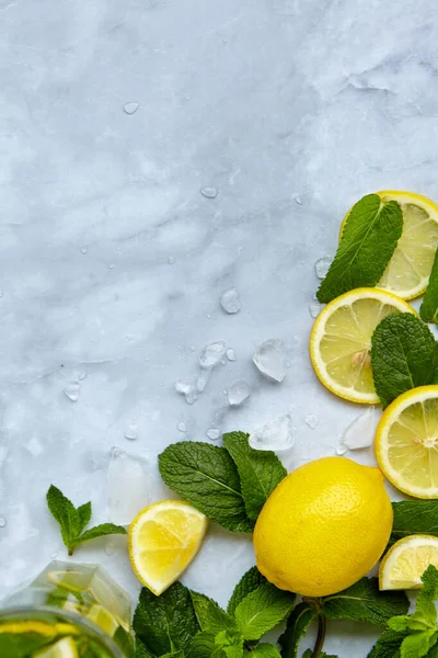 Bebidas Refrescantes Para Verão Suco Limonada Doce Azedo Nos Copos — Fotografia de Stock