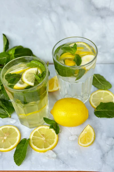 Bebidas Refrescantes Para Verão Suco Limonada Doce Azedo Nos Copos — Fotografia de Stock