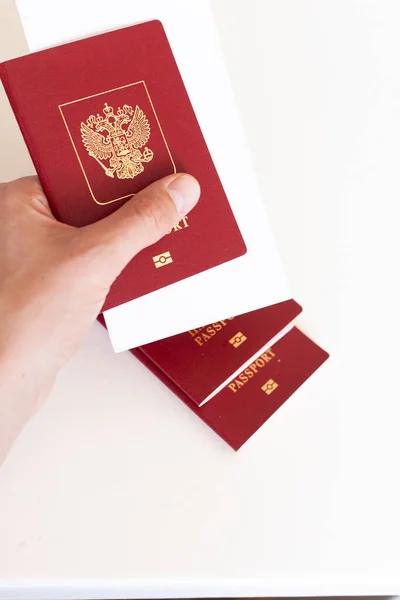 Masanın Beyaz Arka Planında Pasaportlar Erkeklerin Elinde — Stok fotoğraf
