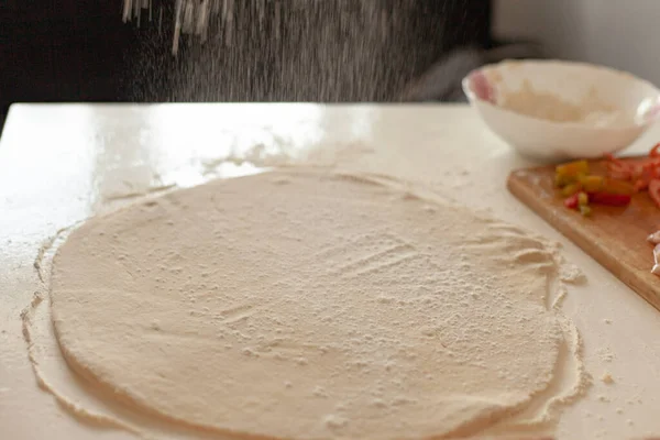 Tészta Előkészítése Pizzához Kezek Előkészítik Tésztát — Stock Fotó