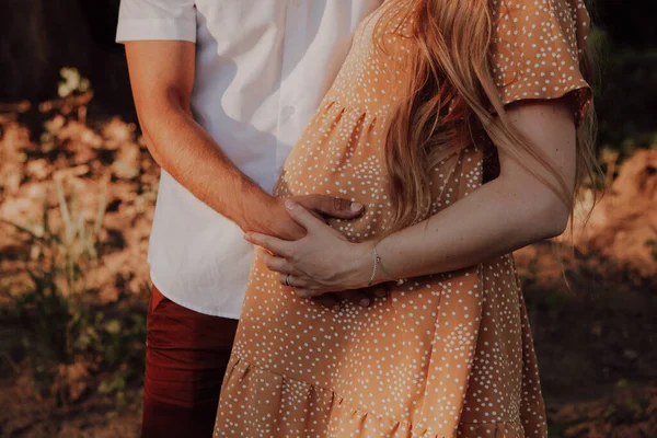 Kobieta Ciąży Jej Mąż Przyszły Tatuś Trzymają Się Ręce Brzuchu — Zdjęcie stockowe