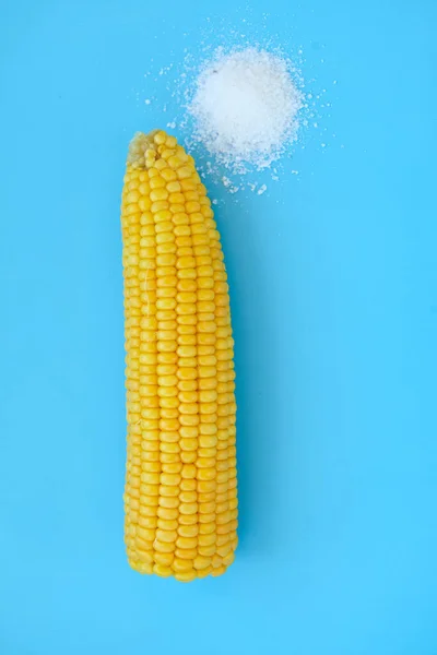 Kukurydza Cukrowa Niebieskim Tle Płaska Kompozycja Świeckich Smaczne Słodkie Kolby — Zdjęcie stockowe