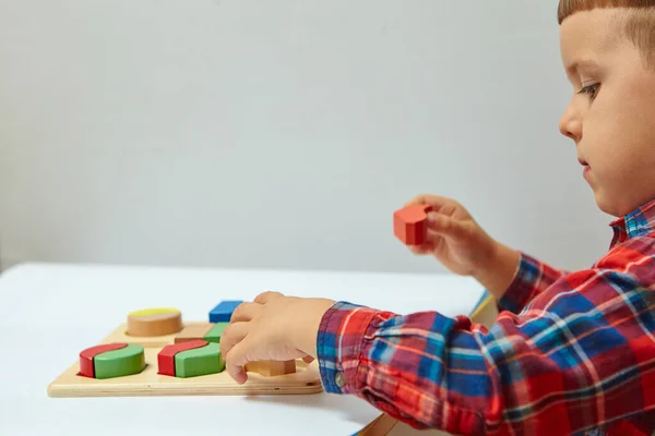 Chico Está Jugando Habitación Aprender Formas Colores Niño Juega Con — Foto de Stock