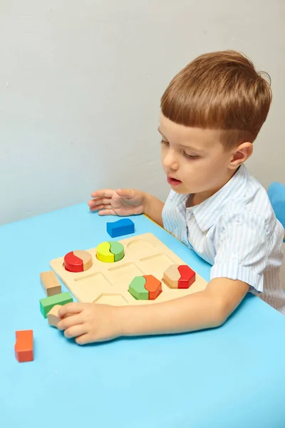 Chico Está Jugando Habitación Aprender Formas Colores Niño Juega Con — Foto de Stock