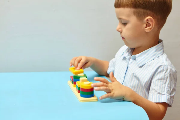 Der Junge Spielt Seinem Zimmer Formen Und Farben Lernen Ein — Stockfoto