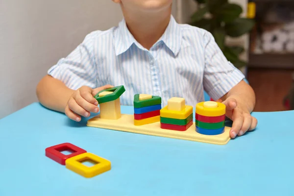 Chico Está Jugando Habitación Aprender Formas Colores Niño Juega Con — Foto de Stock