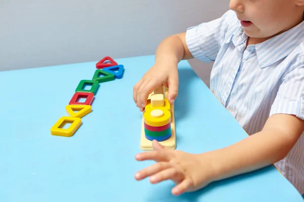 Chico Está Jugando Habitación Aprender Formas Colores Niño Juega Con — Foto de Stock