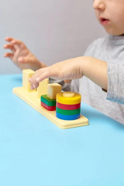 Niño Recoge Clasificador Juguetes Lógica Educativa Para Niños Las Manos — Foto de Stock