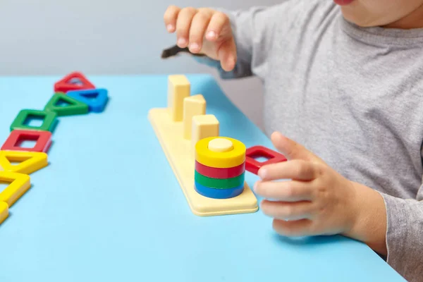 Niño Recoge Clasificador Juguetes Lógica Educativa Para Niños Las Manos — Foto de Stock