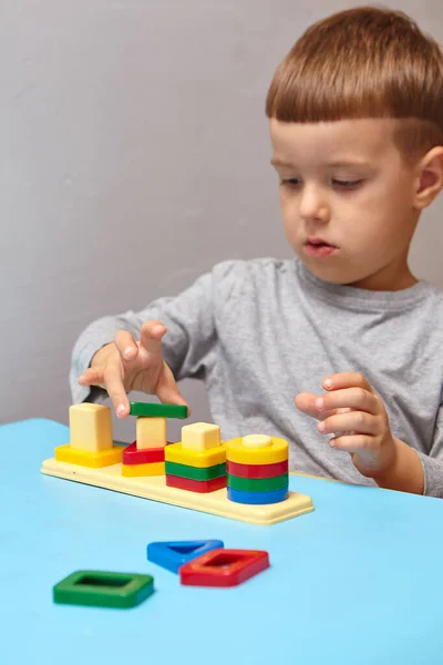 Chico Está Jugando Habitación Aprender Formas Colores Niño Juega Con — Foto de Stock