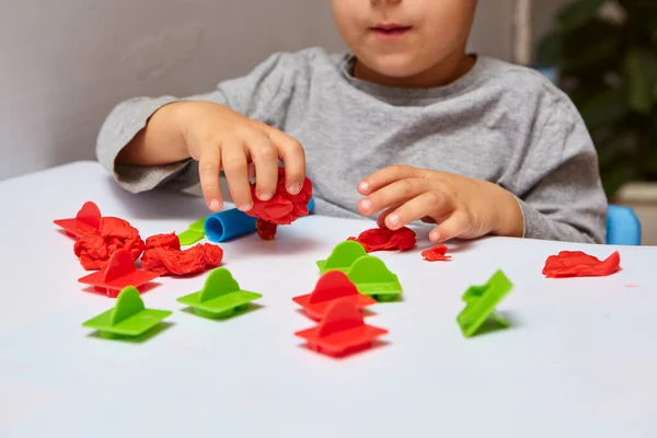 Der Junge Spielt Seinem Zimmer Kleine Kinder Spielen Mit Spieldoh — Stockfoto