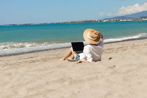 Jovem Usando Computador Portátil Uma Praia Comunicação Estilo Vida Férias — Fotografia de Stock