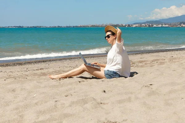 Young Woman Using Laptop Computer Beach Vacation Lifestyle Communication Freelance — Stock Photo, Image