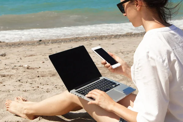 Young Woman Using Laptop Computer Holding Cell Phone Beach Vacation — Stock Photo, Image