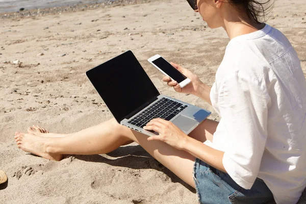 Jovem Usando Computador Portátil Segurando Celular Uma Praia Comunicação Estilo — Fotografia de Stock