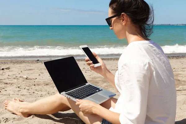 Jovem Usando Computador Portátil Uma Praia Comunicação Estilo Vida Férias — Fotografia de Stock