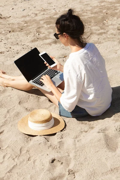 Νεαρή Γυναίκα Χρησιμοποιεί Φορητό Υπολογιστή Μια Παραλία Επικοινωνία Τρόπου Ζωής — Φωτογραφία Αρχείου